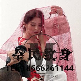 回来吧大叔 . 韩剧：《回来吧大叔》美女在男子面前炫耀纹身，结果男子一脱上衣，露出满背纹身！ 