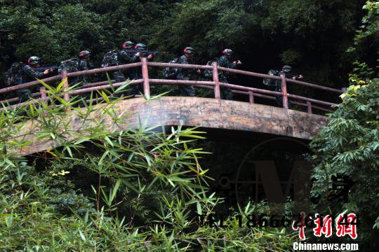 武警,福建,总队,特战,官兵,开展,极限,训练 . 武警福建总队特战官兵开展极限训练