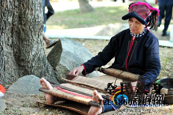 昌江,七叉,山村,织锦,美酒观,陶艺,对歌 . 昌江七叉宝山村：看织锦品美酒观陶艺听对歌